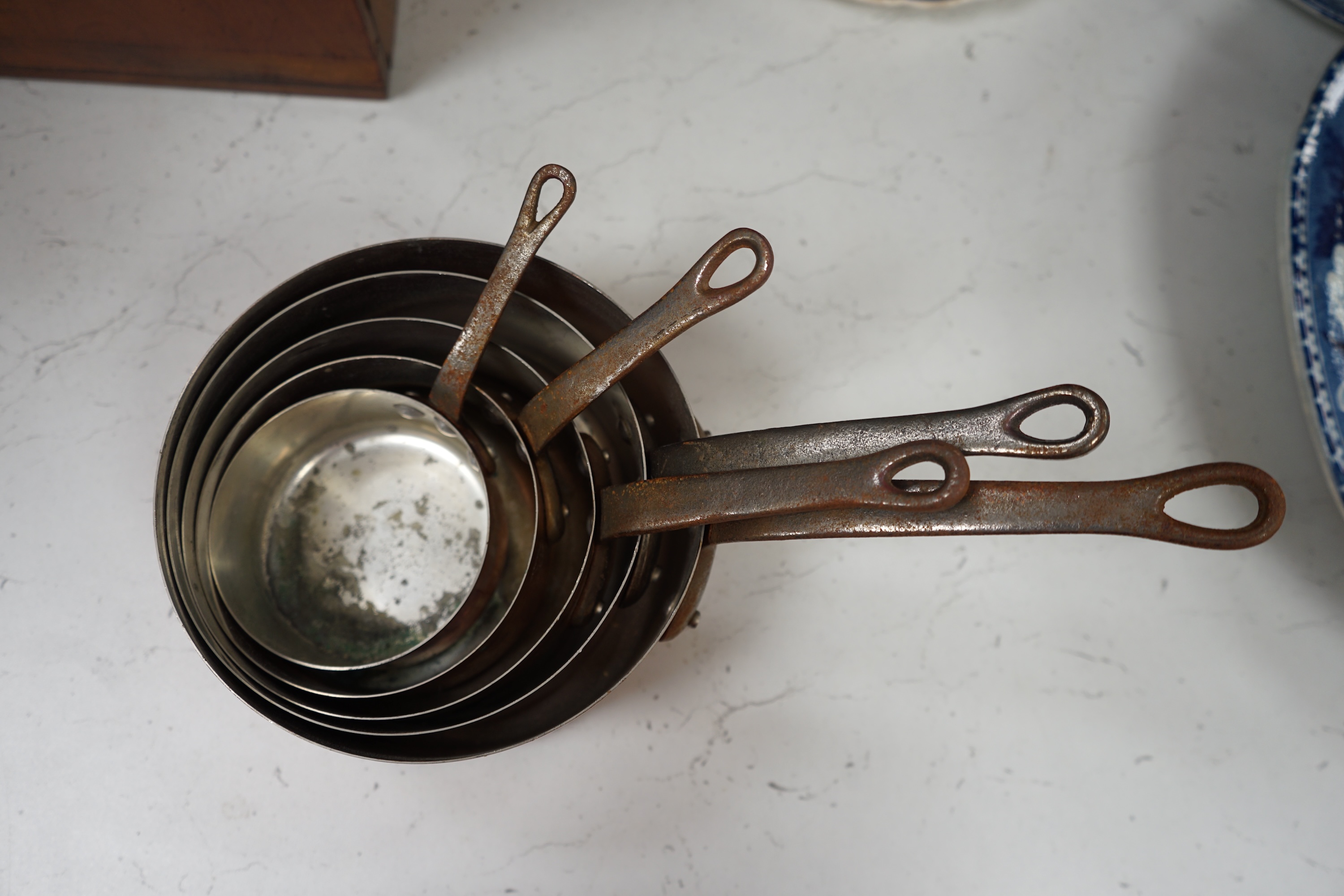 A set of 5 graduated copper pans, largest 18cm diameter. Condition - good